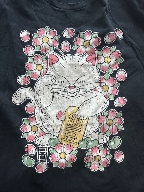 Black t-shirt with a lucky cat 